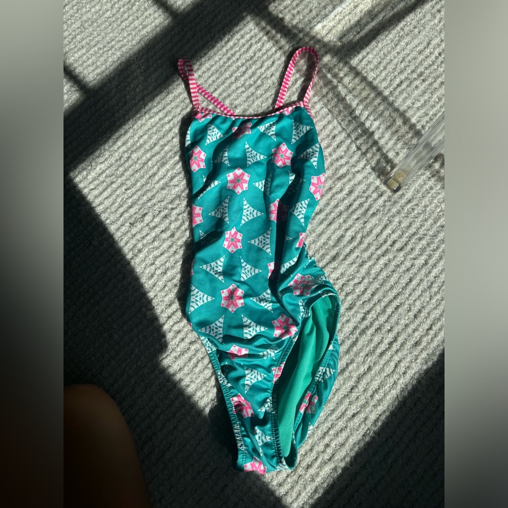 Dolfin Uglies Full piece bathing suit. Great used condition. Fun pattern!